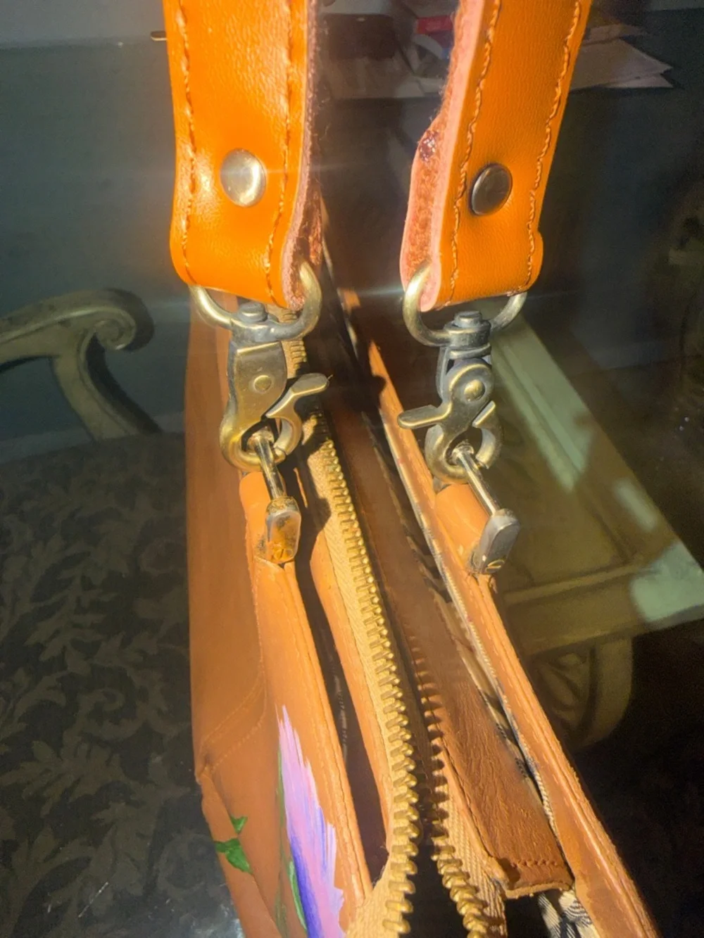 💯 Burberry Tan Leather Shoulder Bag with Hand-Painted Purple Floral Accents - Picture 6 of 16